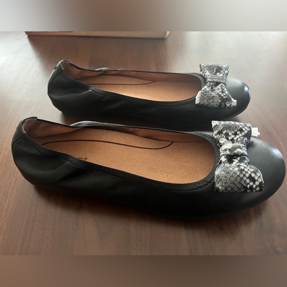 Vionic Black Flats with Gray Snake-Print Bow